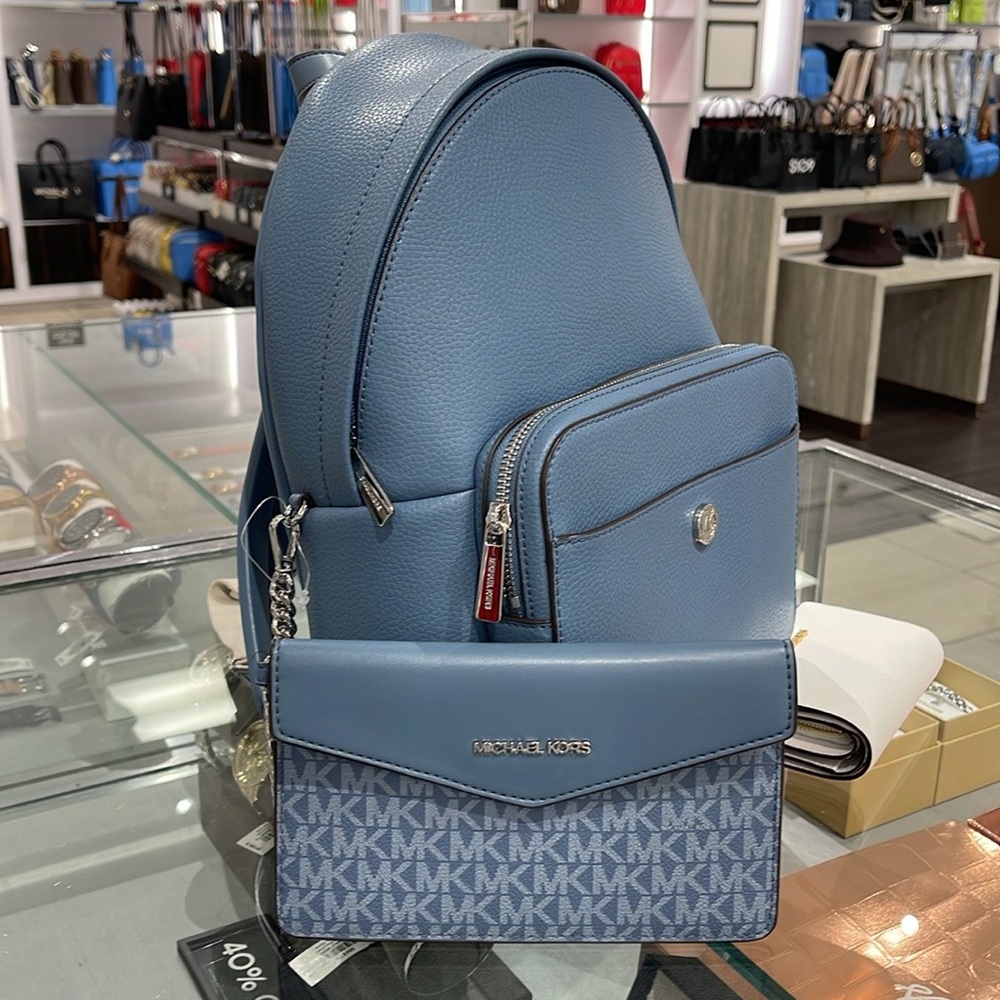 MICHAEL KORS 
Maisie Medium Pebbled Leather 2-in-1 Backpack
Denim 
NWT